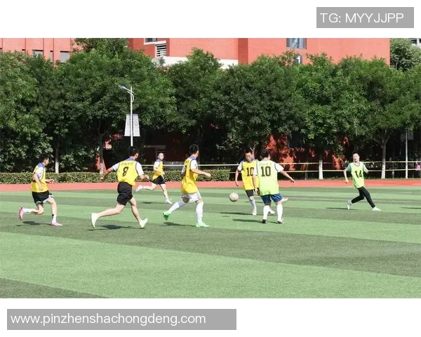 校园青春活力四射学生们在绿茵场上尽情踢足球展现风采